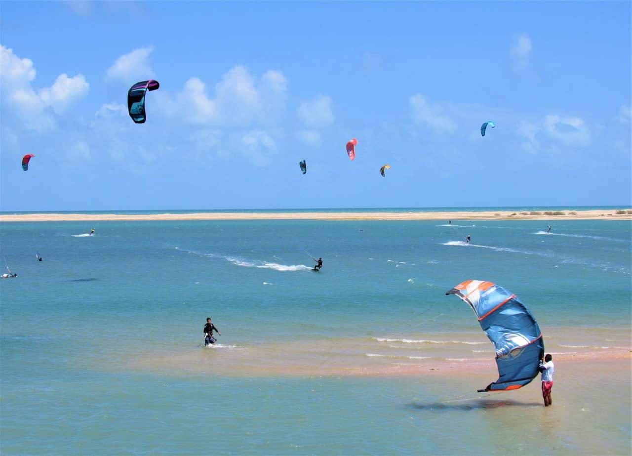 Dezenas de kites sobre a lagoa da Ilha do Guajirú ao entardecer