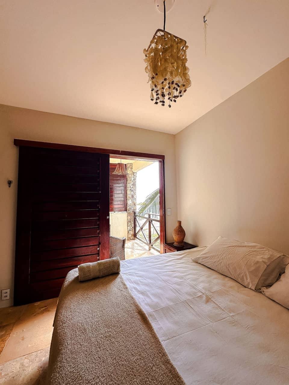 Quarto com vista e acesso ao balcão externo