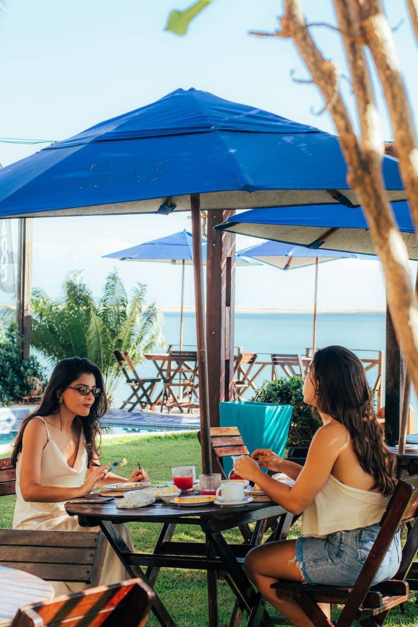 Café da manhã servido no restaurante da pousada